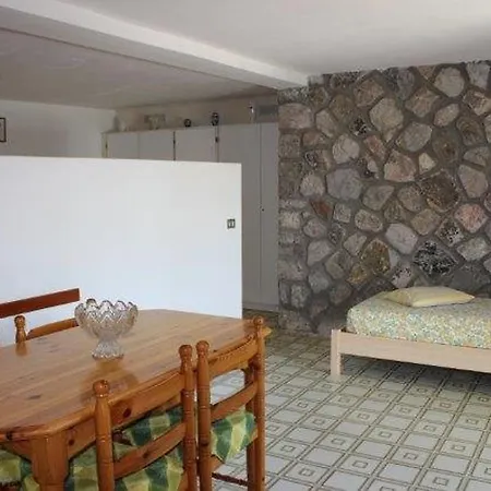 Rosanna Apartment